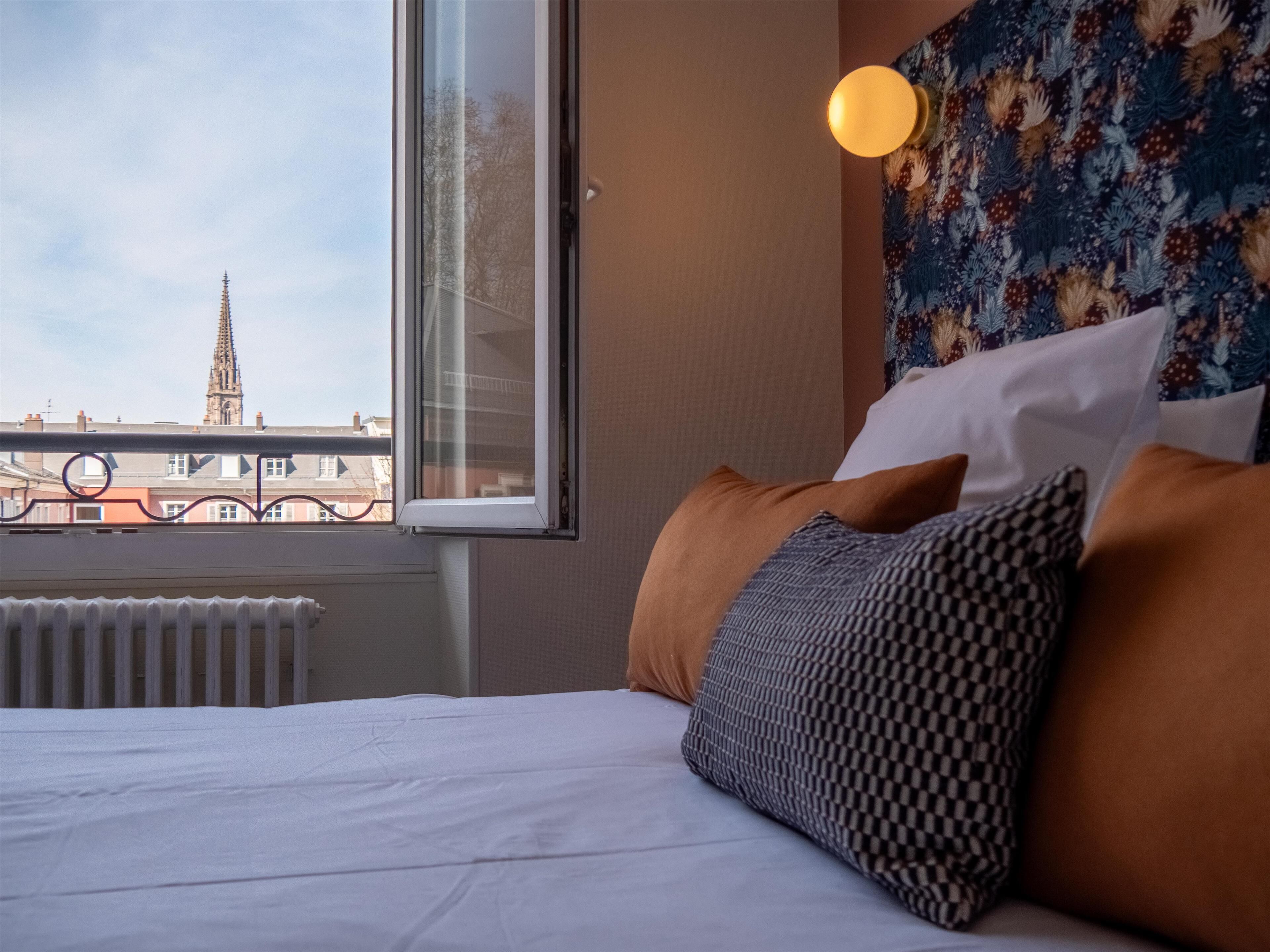 comfort room, 1 queen bed | in-room safe, desk, soundproofing, iron/ironing board