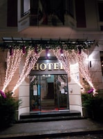 Fachada de la propiedad por la tarde o noche