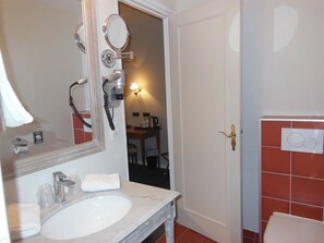 Tallelokero huoneessa, työpöytä, äänieristys, silitysrauta/-lauta