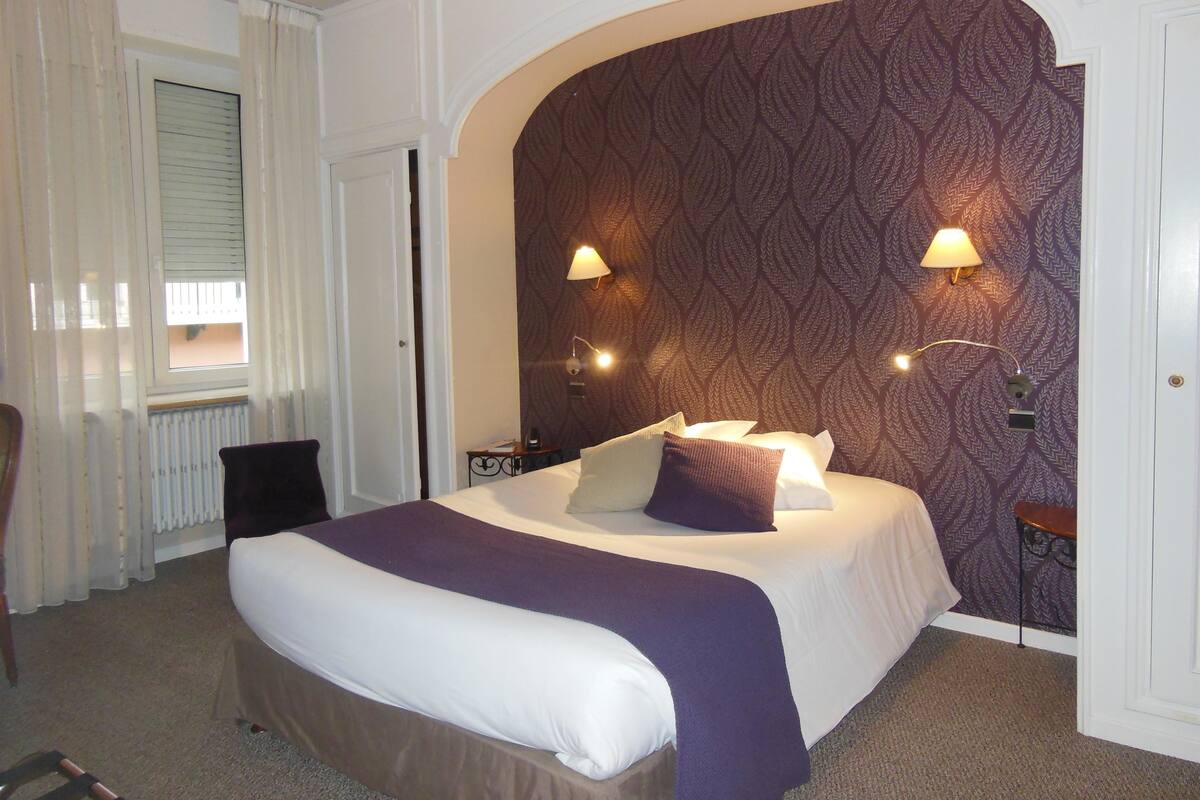 In-room safe, desk, soundproofing, iron/ironing board