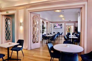 Desayuno buffet diario (EUR 15 por persona)