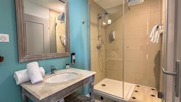 Chambre Confort, 2 lits une place | Salle de bain accessible aux personnes à mobilité réduite