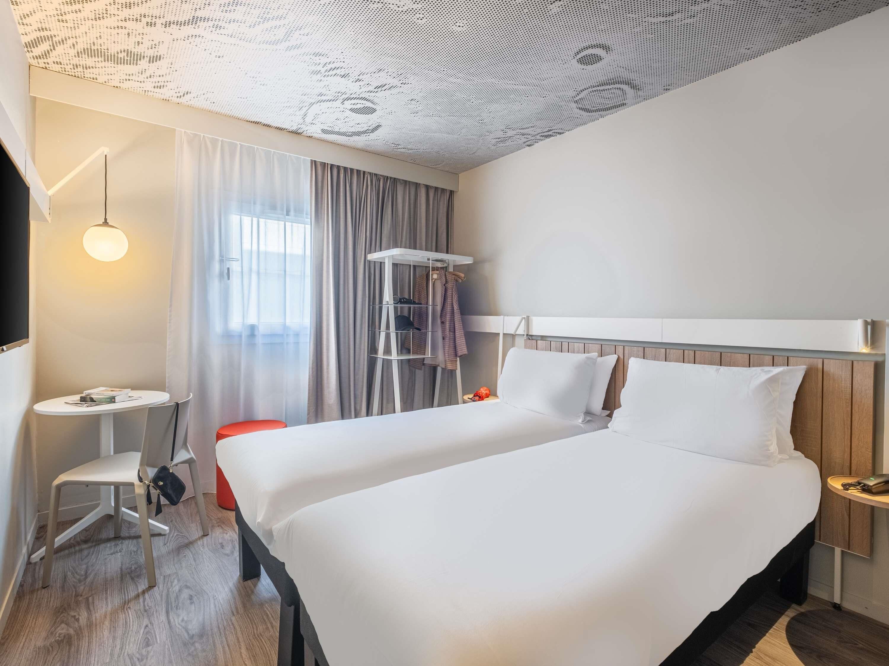 Chambre Standard, 2 lits une place | Bureau, lits bébé (gratuits), Wi-Fi gratuit, draps fournis