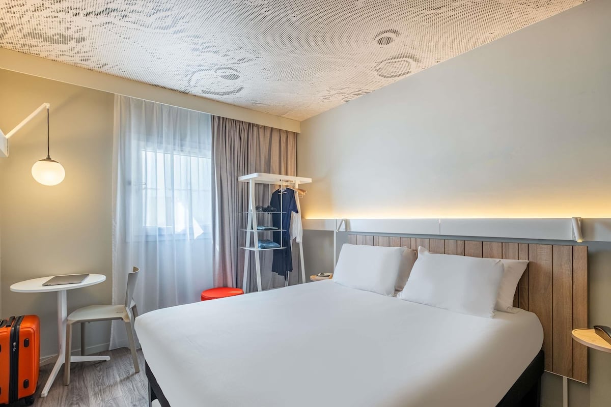 Standardzimmer, 1 Doppelbett | Schreibtisch, kostenlose Babybetten, kostenloses WLAN, Bettwäsche