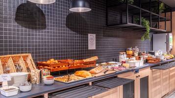 Daily cooked-to-order breakfast (EUR 13.90 per person)