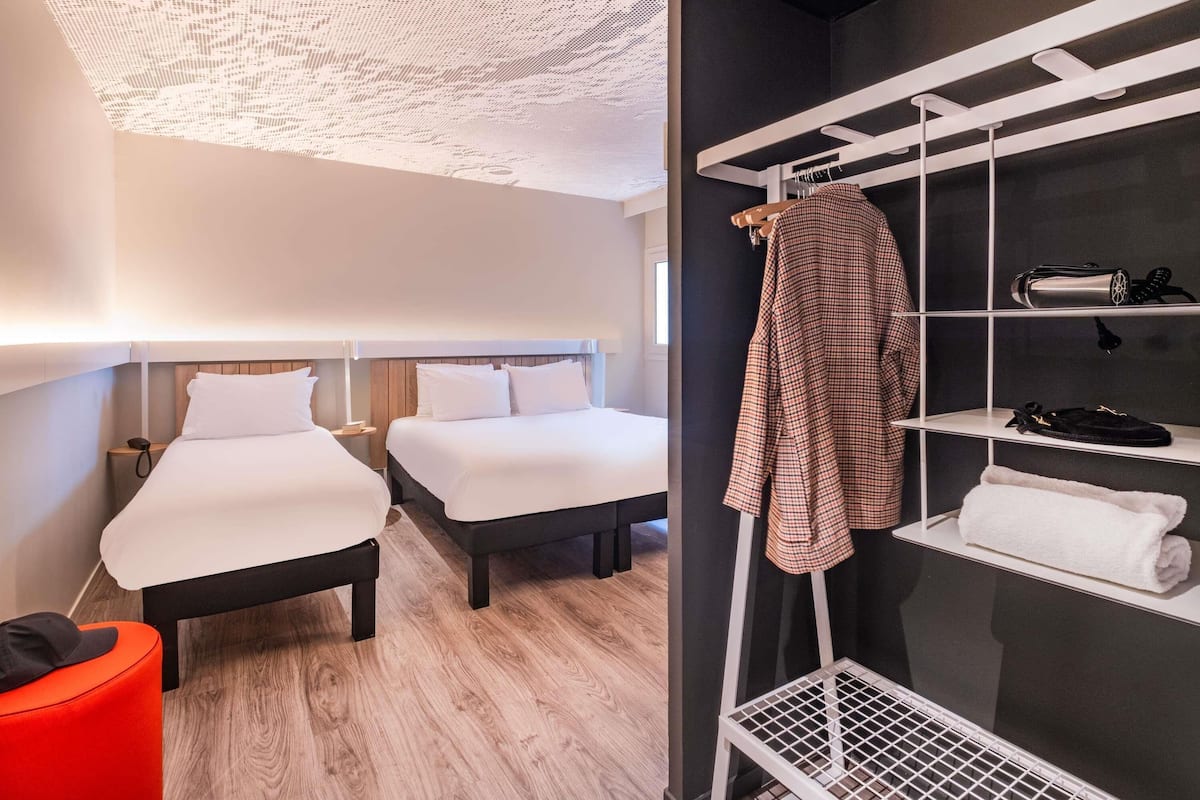 Standardzimmer, Mehrere Betten | Schreibtisch, kostenlose Babybetten, kostenloses WLAN, Bettwäsche