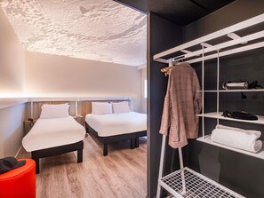 Standardzimmer, Mehrere Betten | Schreibtisch, kostenlose Babybetten, kostenloses WLAN, Bettwäsche