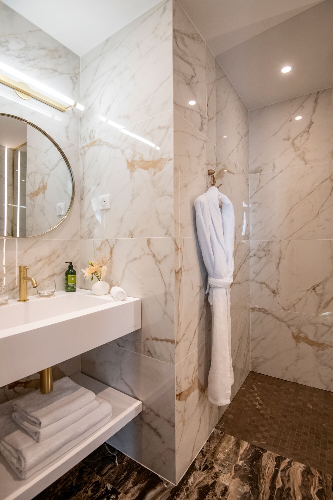 superior double room, 1 double bed | bathroom | combined shower/bathtub, free toiletries, hair dryer, bathrobes