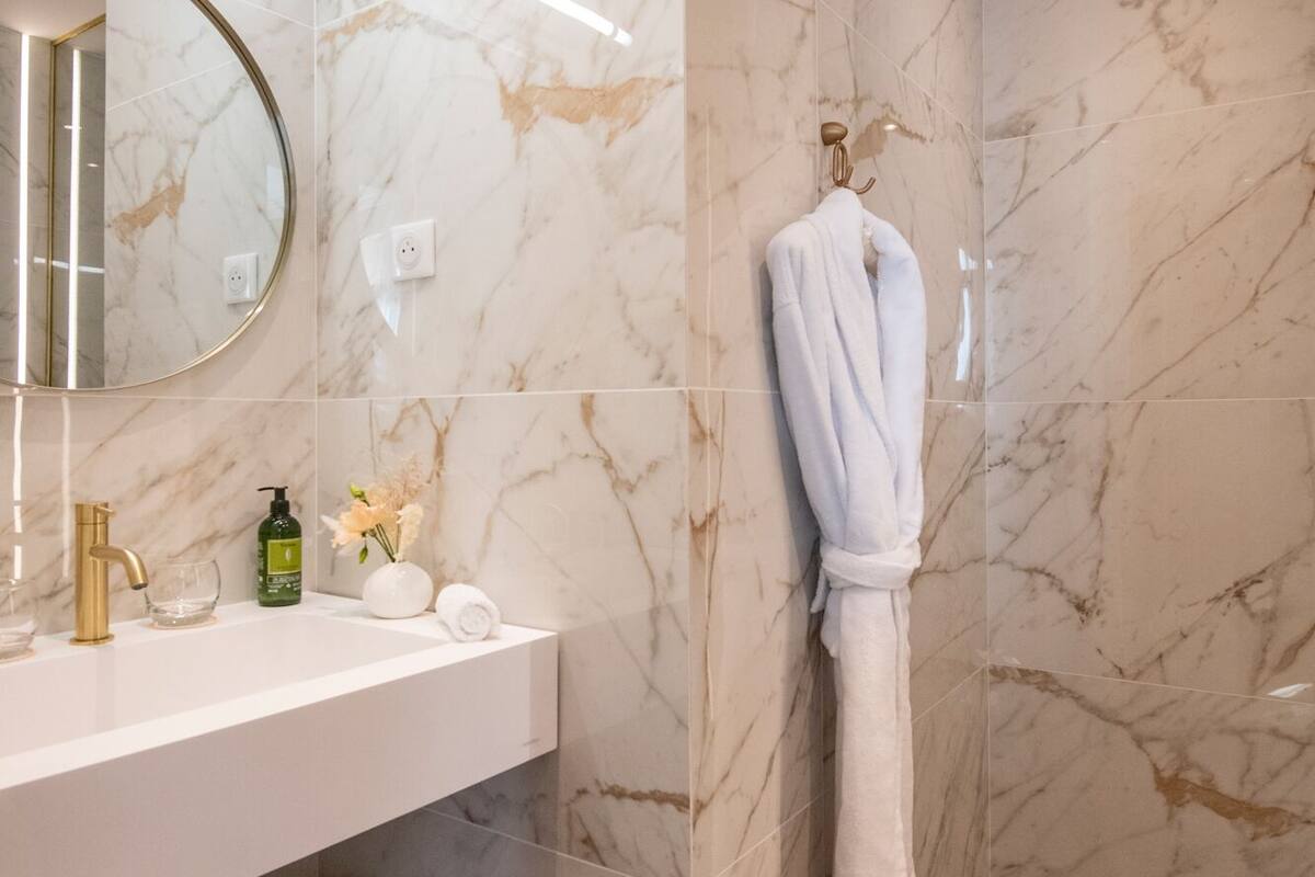 superior double room, 1 double bed | bathroom | combined shower/bathtub, free toiletries, hair dryer, bathrobes