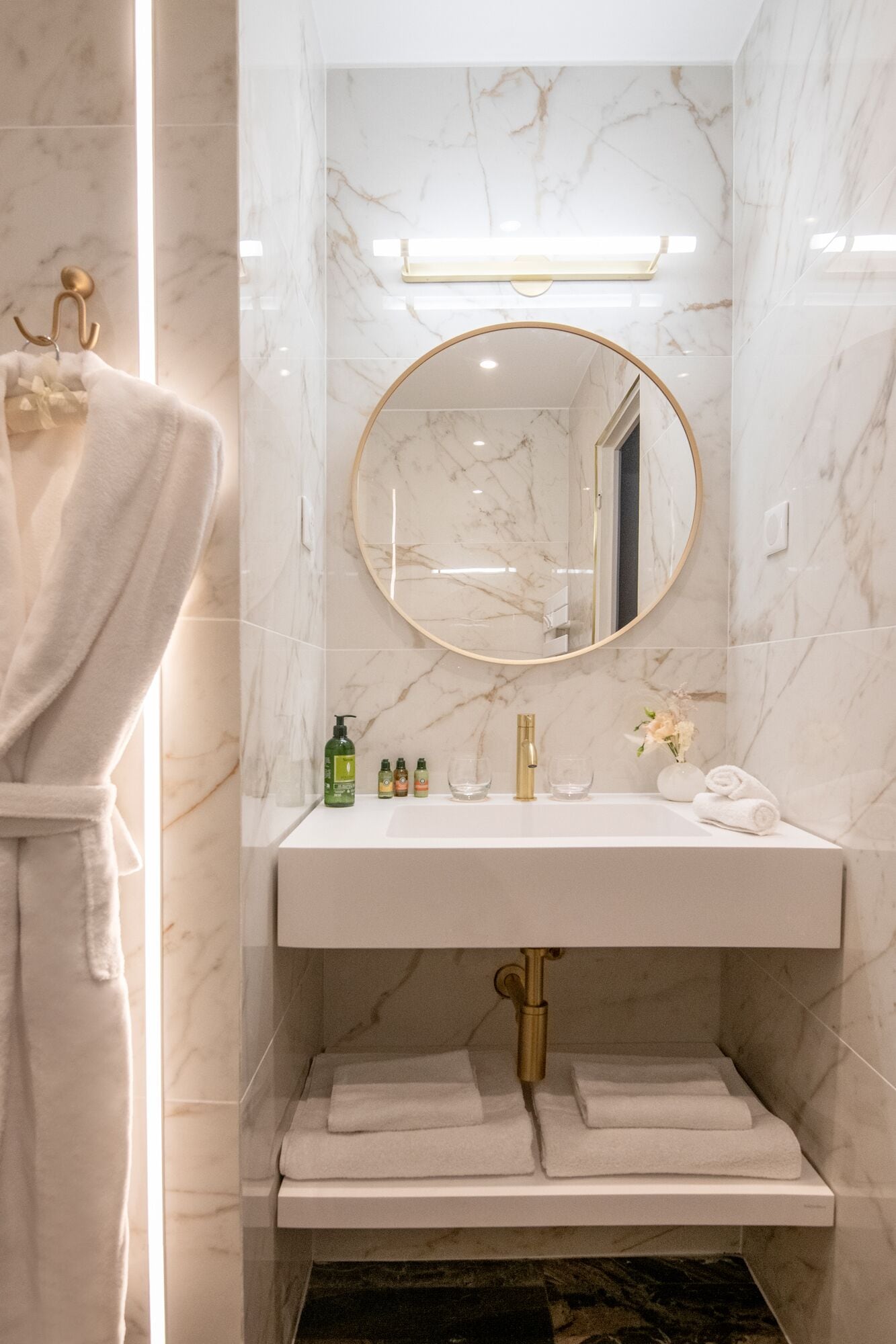 panoramic room, sea view | bathroom | combined shower/bathtub, free toiletries, hair dryer, bathrobes