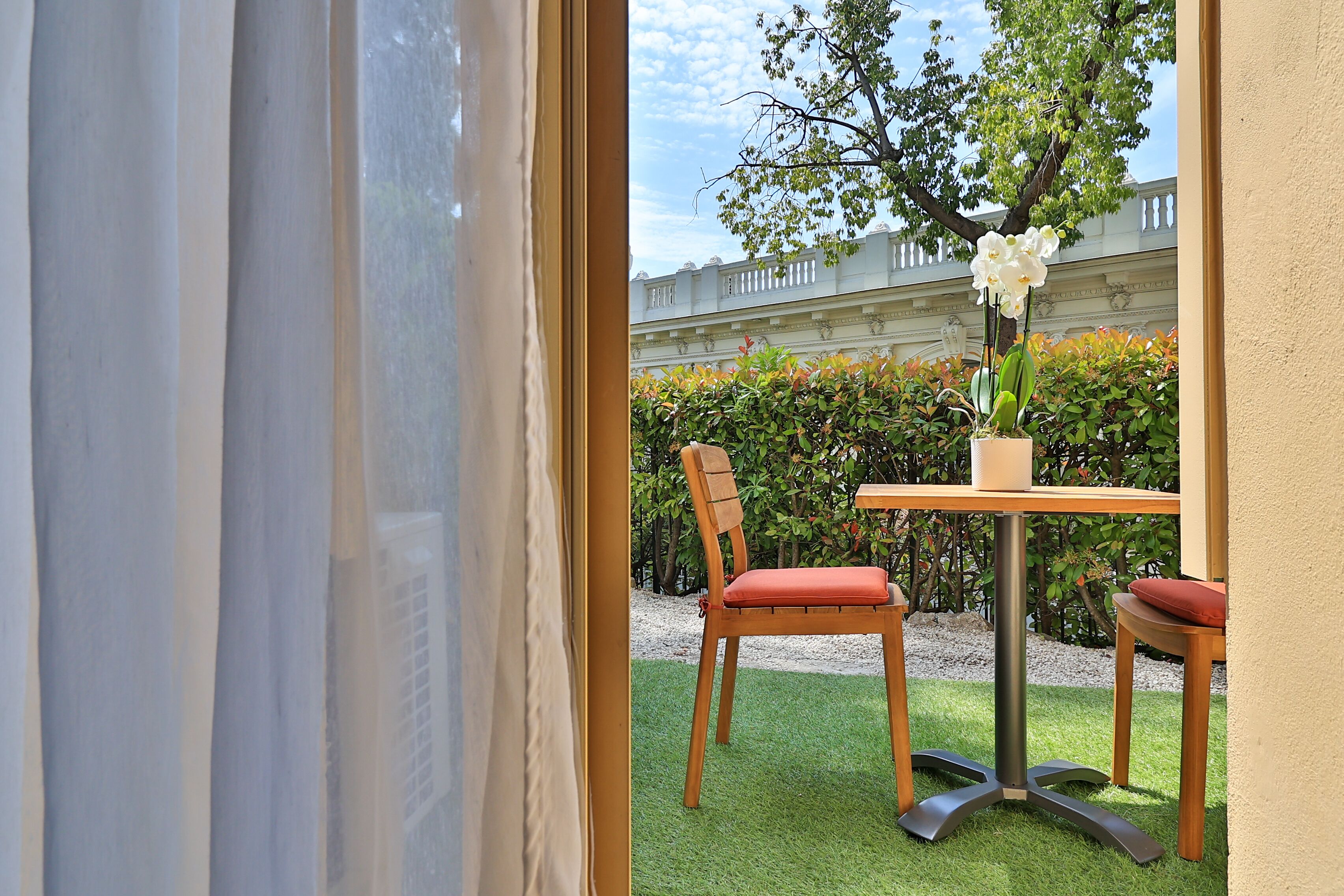 deluxe room, garden view | premium bedding, pillow-top beds, minibar, in-room safe