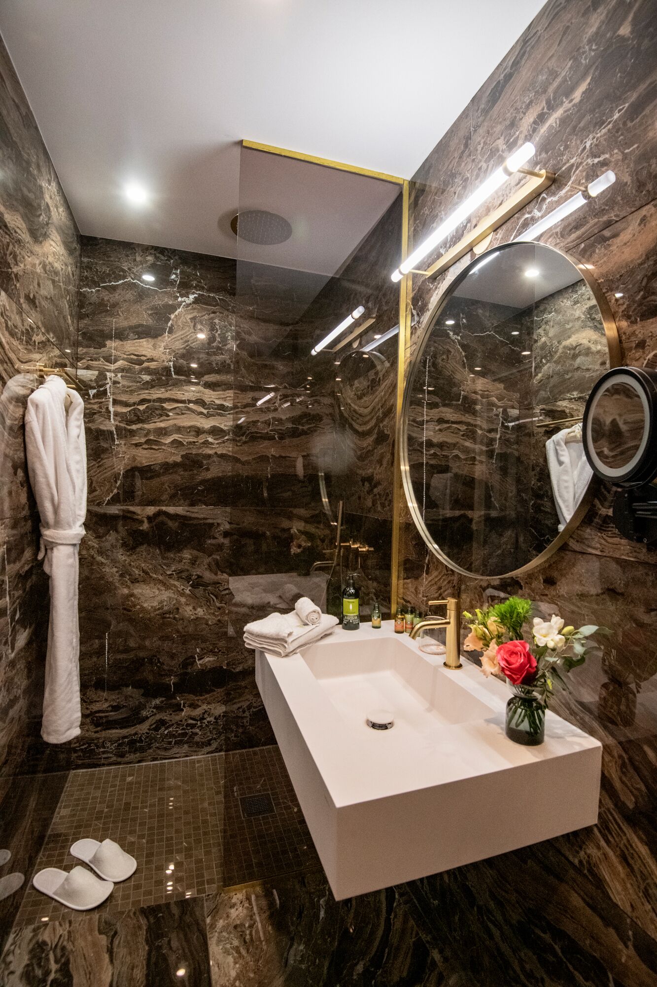 single room | bathroom | combined shower/bathtub, free toiletries, hair dryer, bathrobes