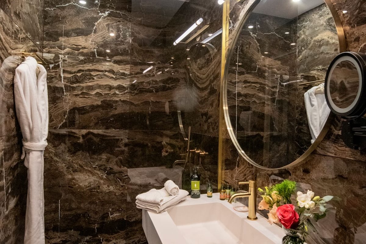 single room | bathroom | combined shower/bathtub, free toiletries, hair dryer, bathrobes