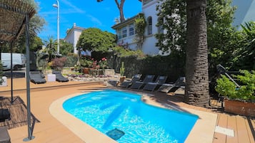 Piscine extérieure, chaises longues