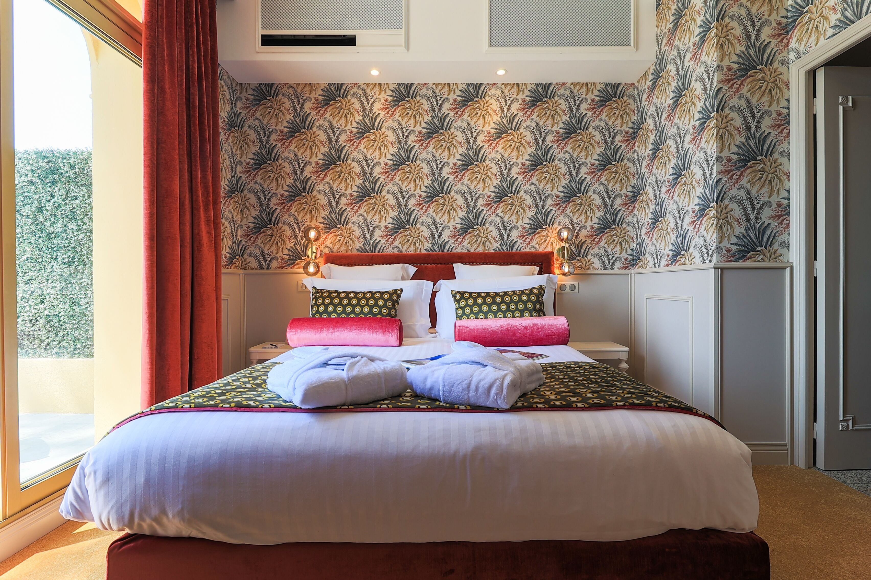 premium bedding, pillow-top beds, minibar, in-room safe