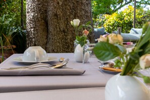 Se ofrece un desayuno bufé (18 EUR por persona)