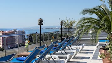 Piscine extérieure (ouverte en saison), parasols de plage