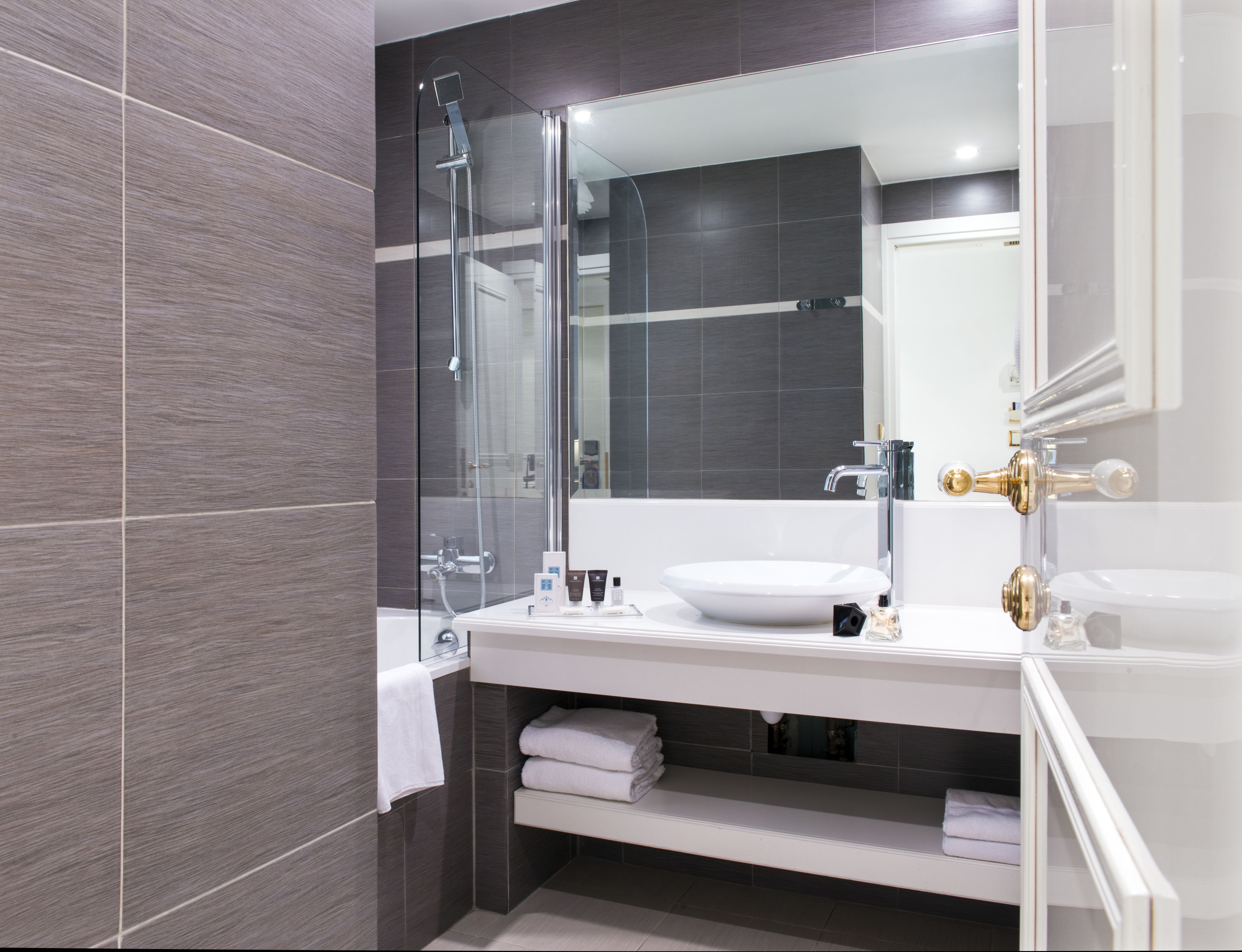 privilege room | bathroom | free toiletries, hair dryer, towels