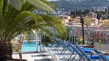 Piscina externa sazonal, funciona das 10h às 17h, guarda-sóis