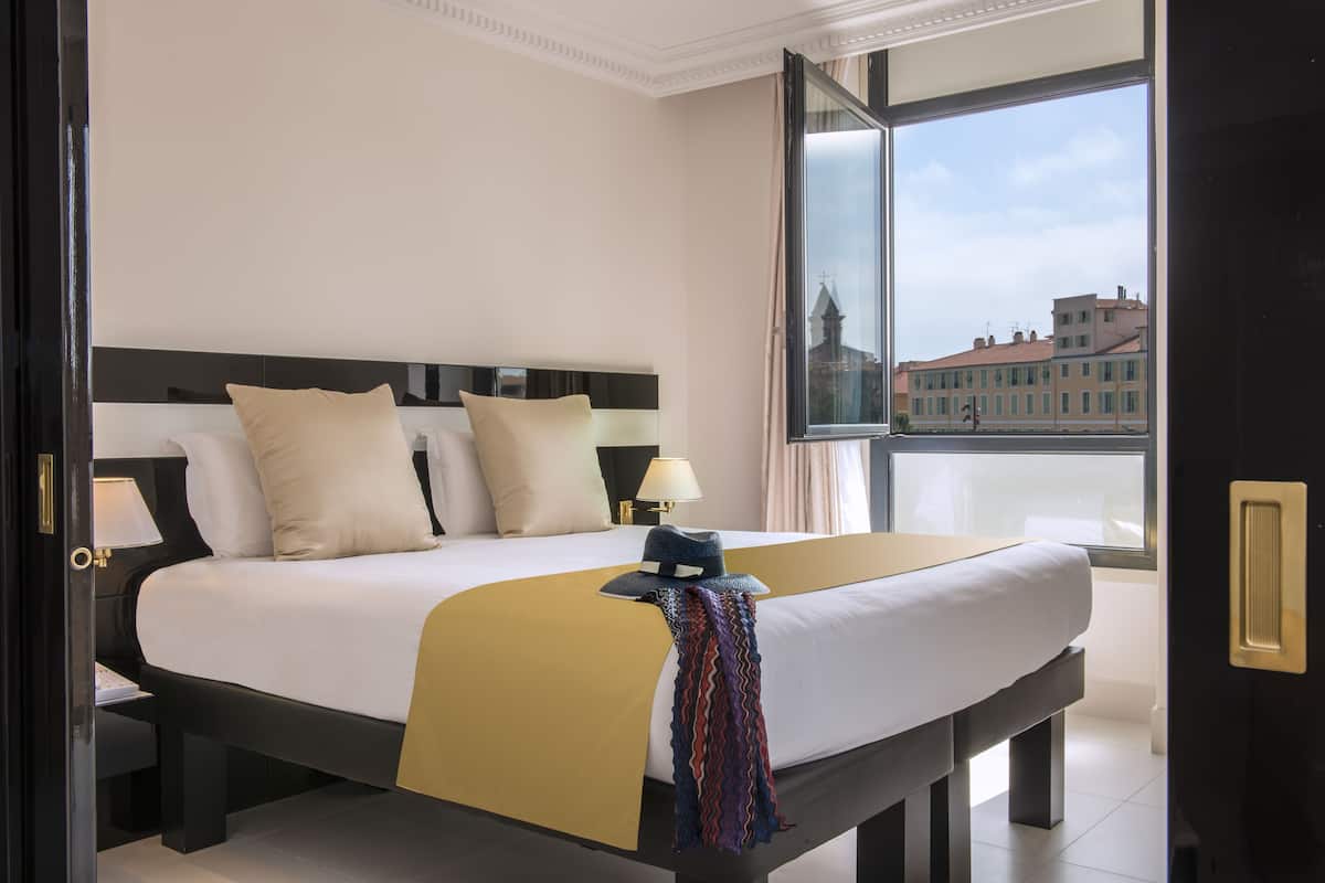 Deluxe Room, Terrace, Garden View | Premium bedding, minibar, in-room safe, desk