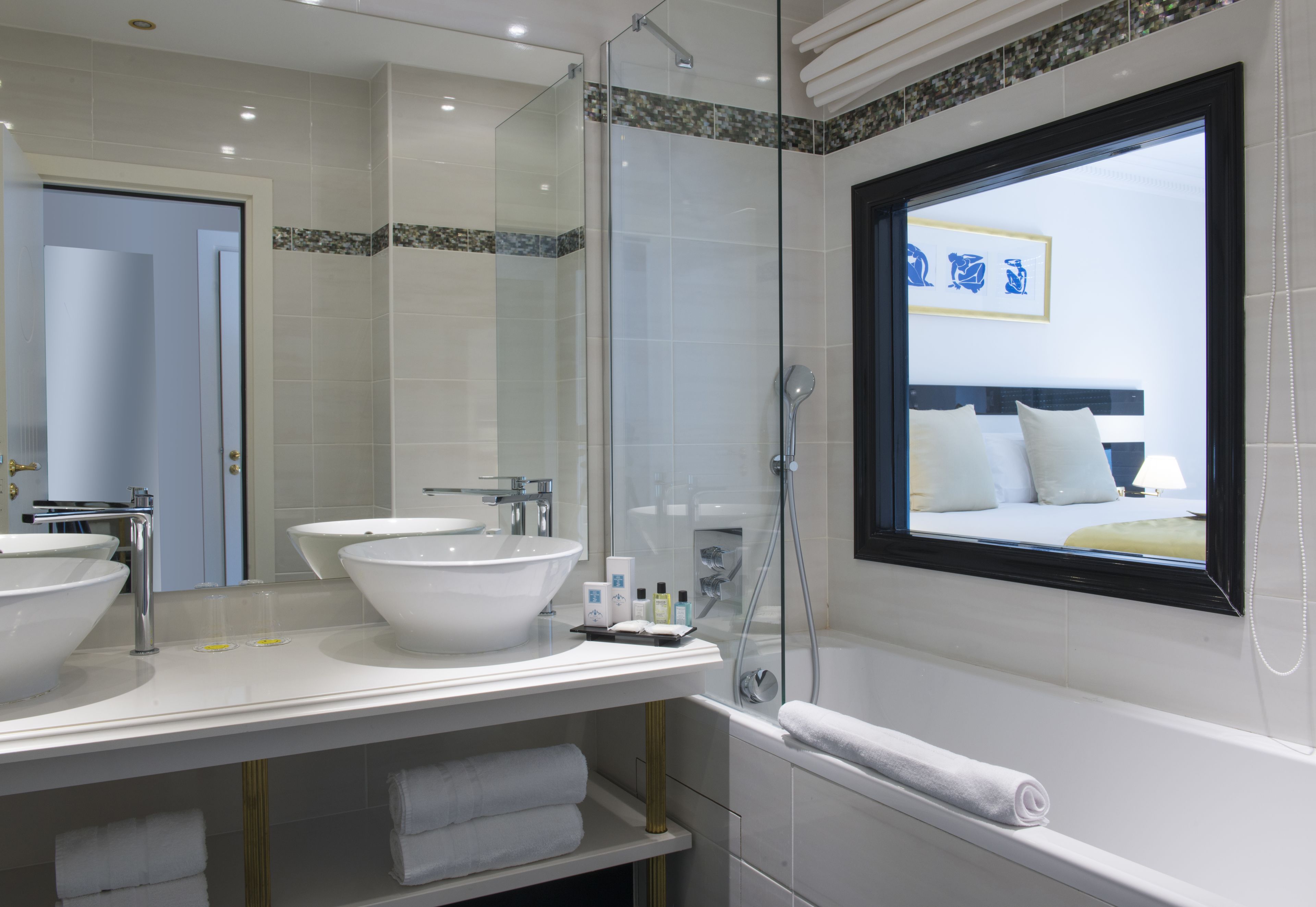 junior suite, garden view | bathroom | free toiletries, hair dryer, towels
