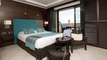 Deluxe kamer, terras, uitzicht op tuin | Luxe beddengoed, een minibar, een kluis op de kamer, een bureau