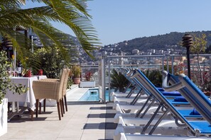 Piscine extérieure (ouverte en saison), parasols de plage