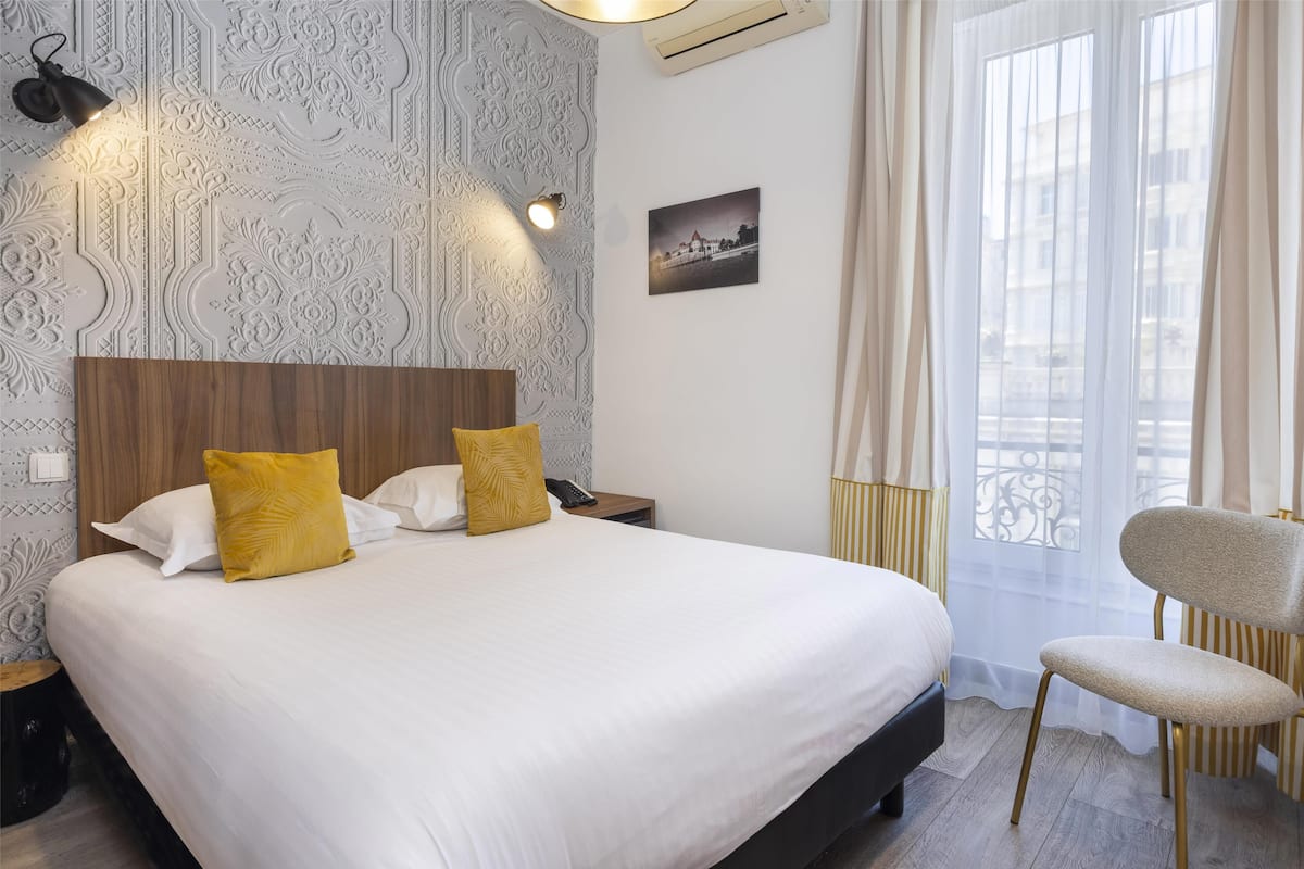 Classic Room, 1 Queen Bed, Non Smoking | Premium bedding, minibar, in-room safe, desk