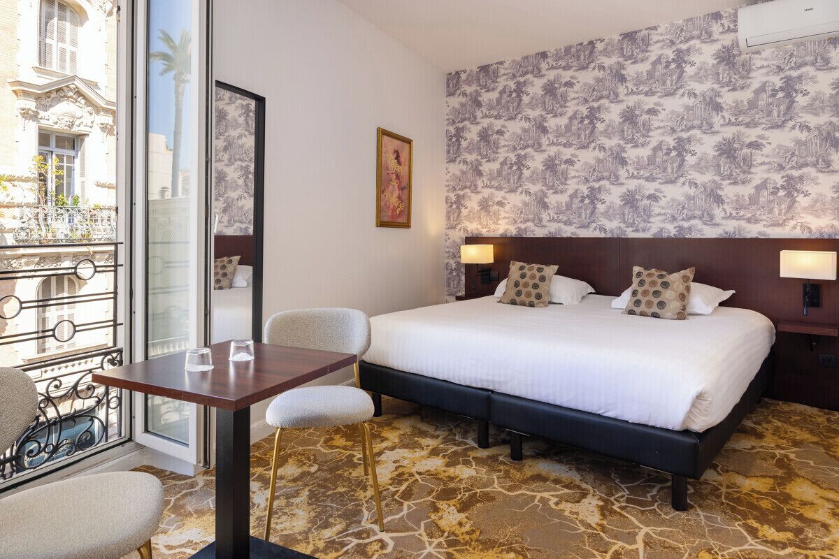 Deluxe Room, 1 King Bed, Non Smoking (Larger Room) | Premium bedding, pillowtop beds, minibar, in-room safe