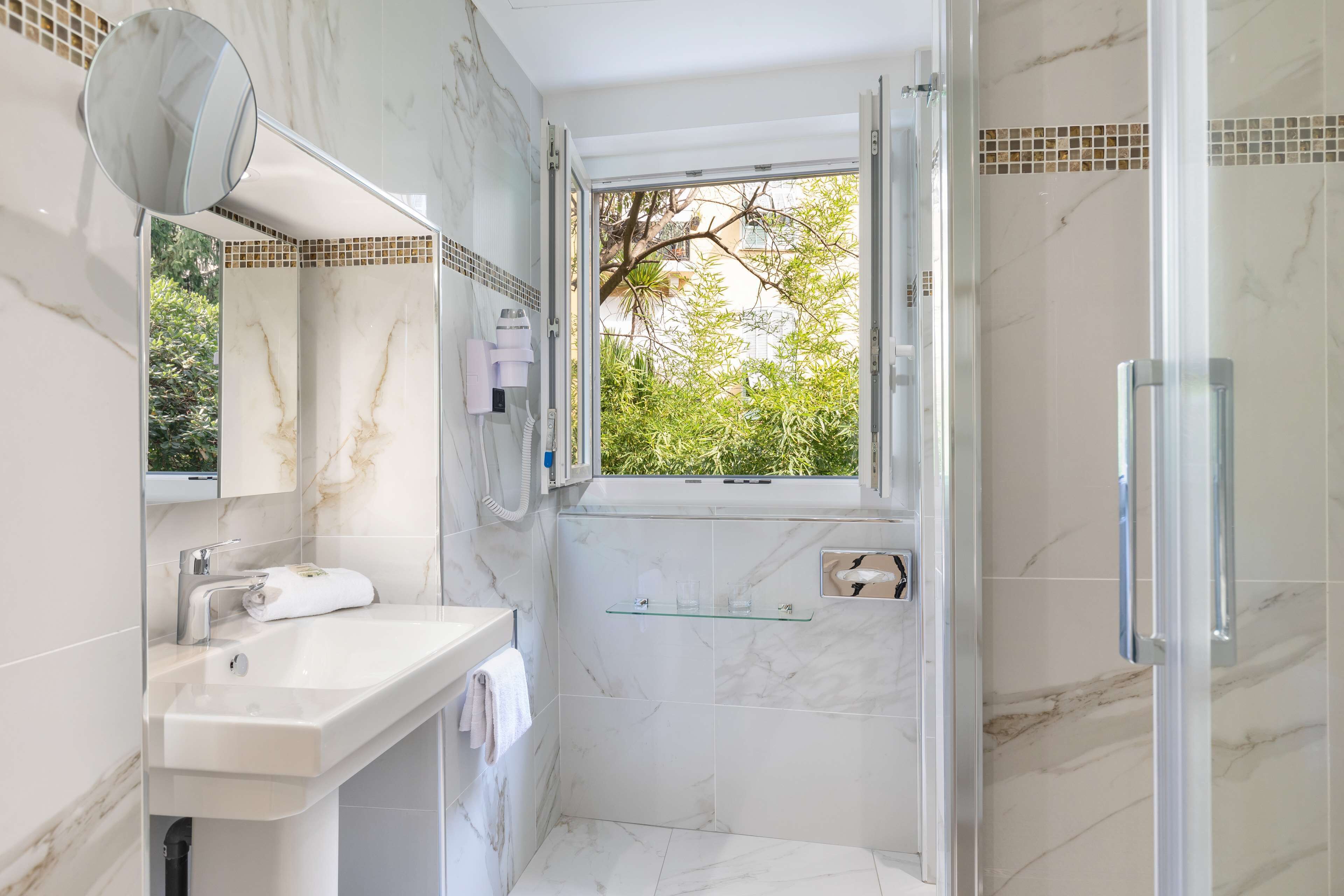 deluxe room, 1 king bed, non smoking (larger room) | bathroom | hair dryer, towels, soap, shampoo