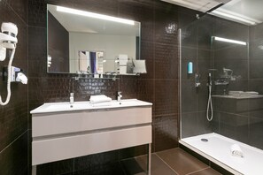 Exclusive Room, Multiple Beds, Non Smoking | Bathroom | Hair dryer, towels, soap, shampoo - Best Western Plus Hotel Brice Garden (Nice)