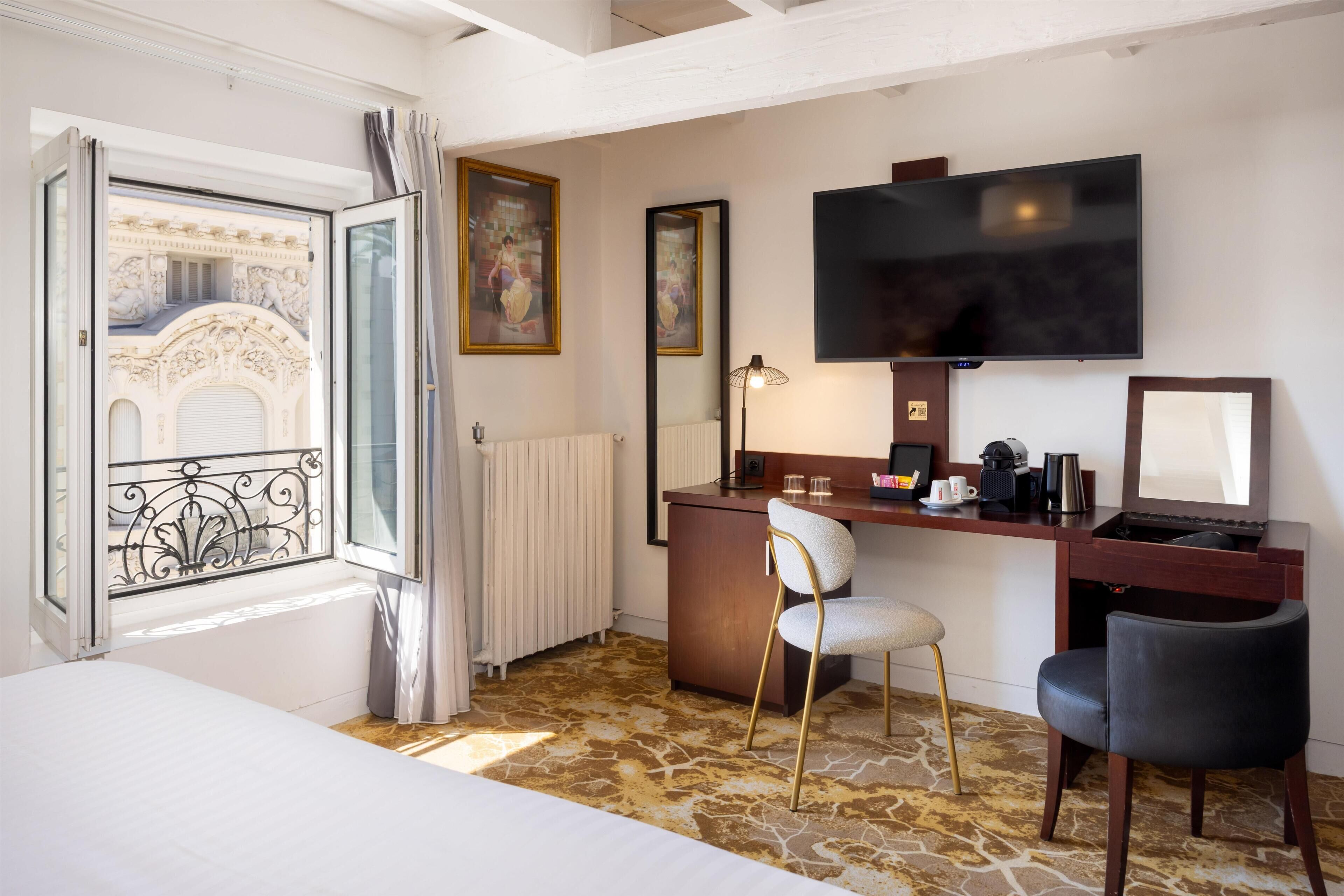 Deluxe Room, 1 King Bed, Non Smoking (Larger Room) | Premium bedding, minibar, in-room safe, desk