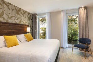 豪華客房, 1 張特大雙人床, 非吸煙房 (Larger Room) | 高級寢具、迷你吧、客房內保險箱、書桌