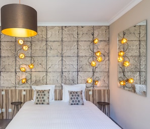 Deluxe Room, 1 King Bed, Non Smoking (Larger Room) | Premium bedding, minibar, in-room safe, desk