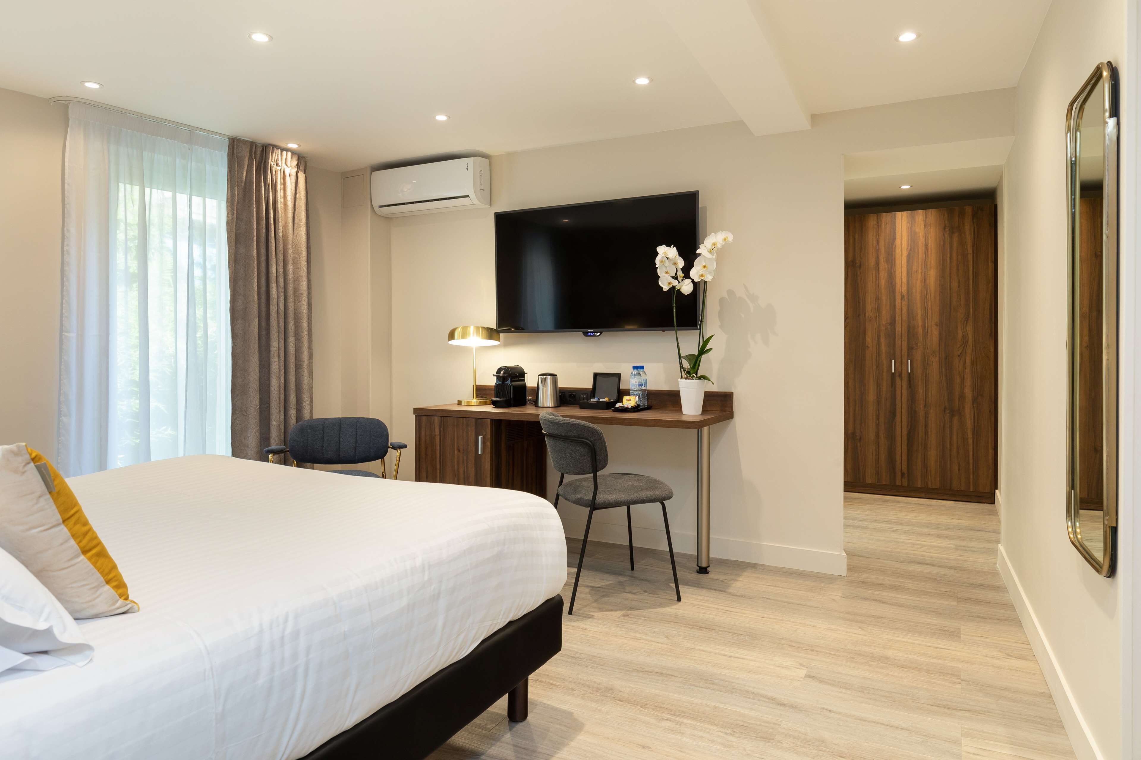 Rom – deluxe, 1 kingsize-seng, ikke-røyk (Larger Room) | Sengetøy av topp kvalitet, minibar, safe på rommet og skrivebord