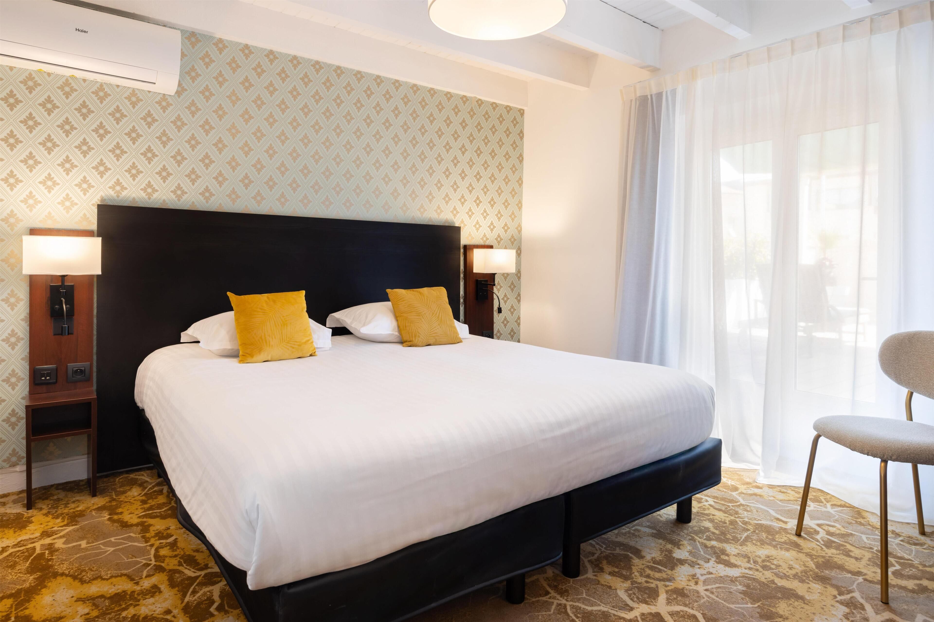 Superior Room, 1 King Bed, Non Smoking | Premium bedding, minibar, in-room safe, desk