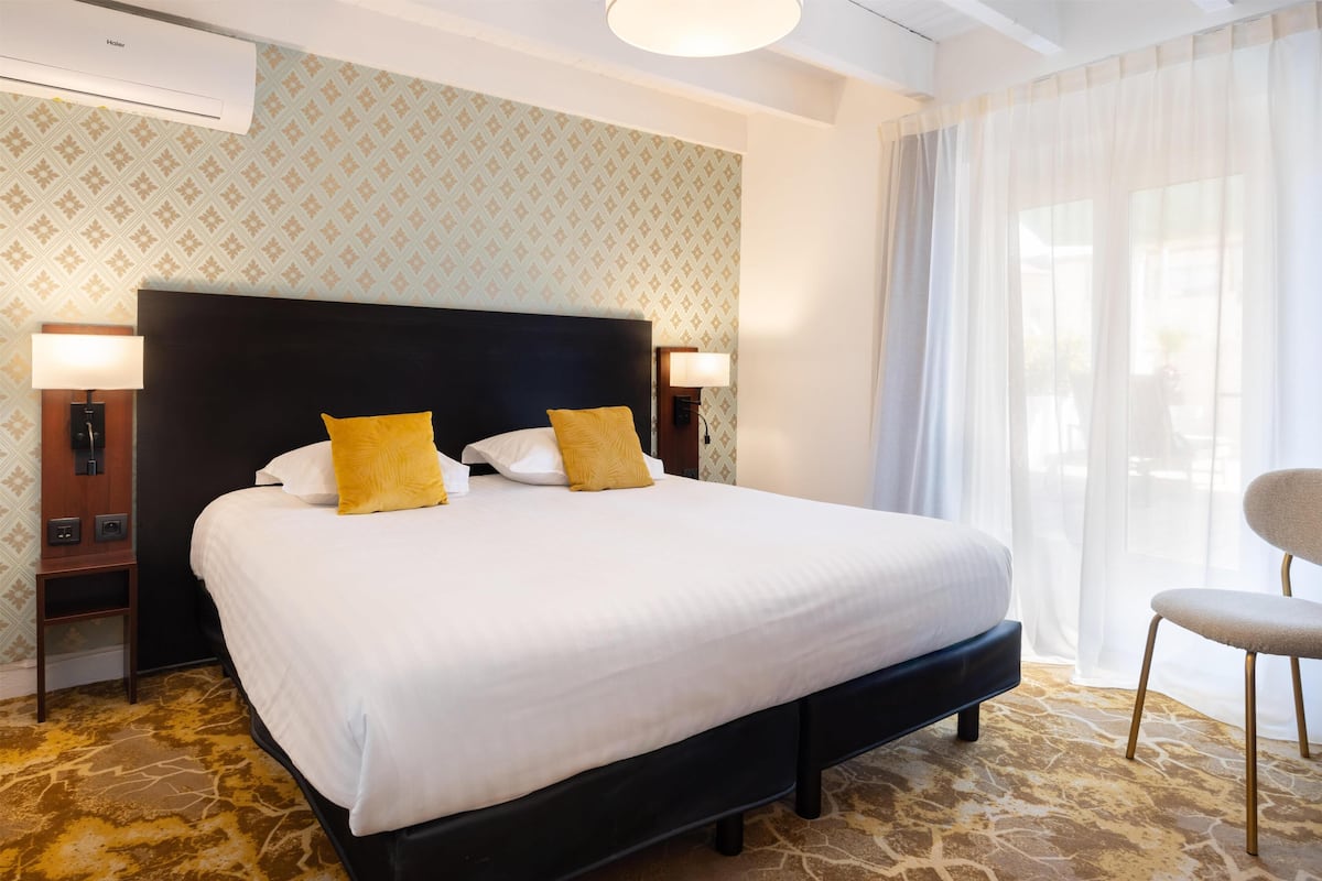 Superior Room, 1 King Bed, Non Smoking | Premium bedding, minibar, in-room safe, desk