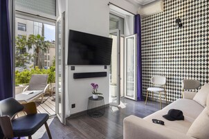 Suite junior, 1 cama de matrimonio grande, terraza, vistas al jardín (Twin bed on request) | Ropa de cama de alta calidad, minibar, caja fuerte y escritorio