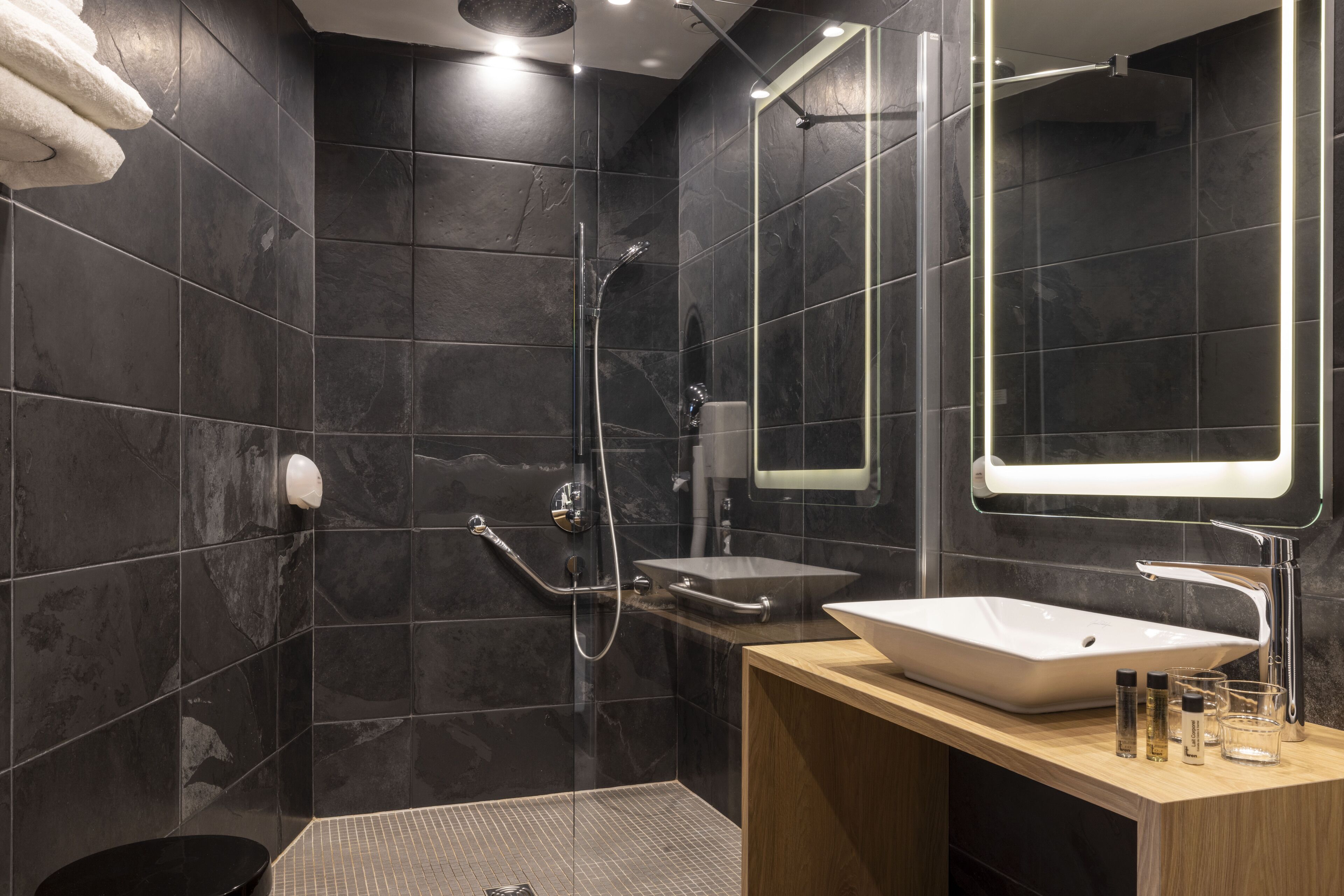 junior suite | bathroom | free toiletries, hair dryer, bathrobes, towels
