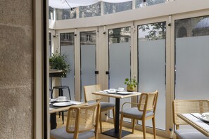 Petit déjeuner buffet (16 EUR par personne)