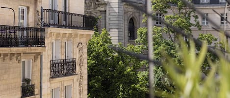 Un edificio histórico con una torre destacada y un balcón.