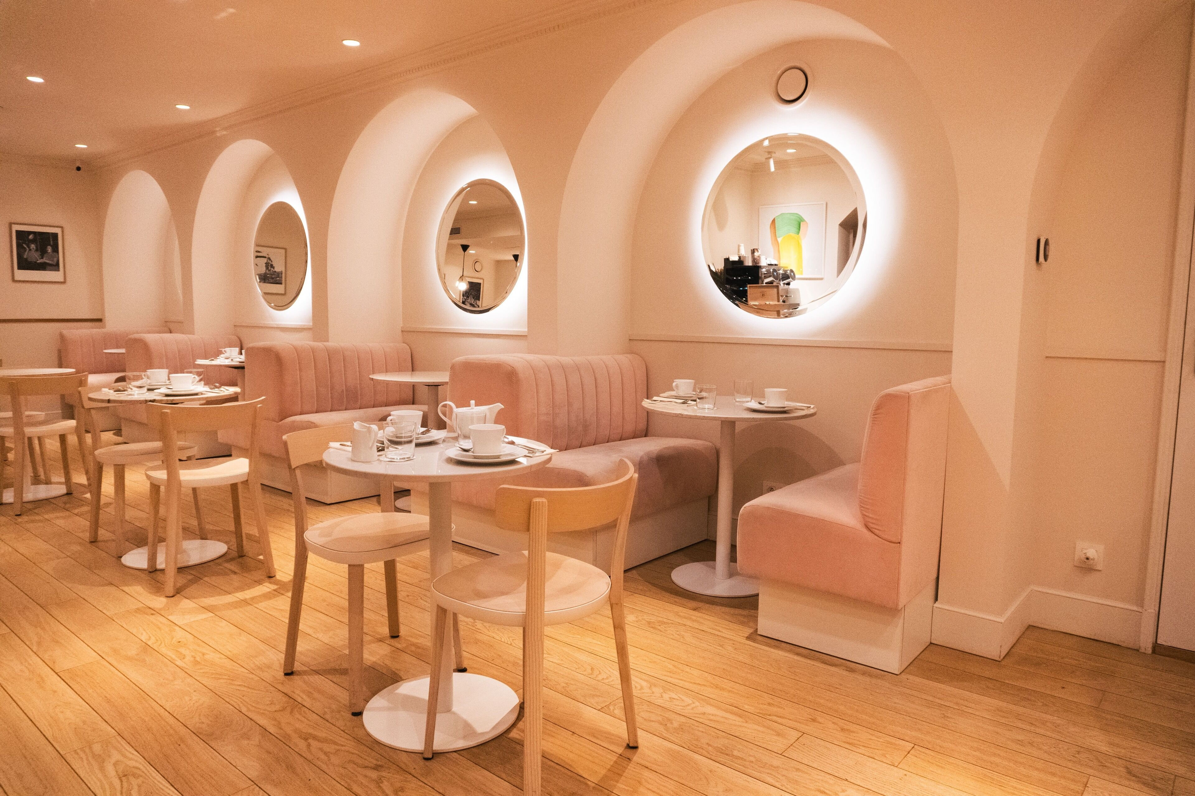 Tägliches Frühstücksbuffet (16 EUR pro Person)