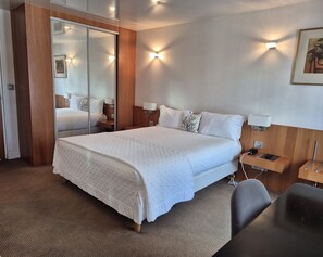 Suite júnior | Roba de llit d'alta qualitat, caixa forta a l'habitació i escriptori 