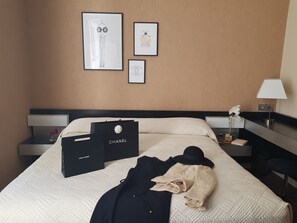 4-Supèrieure | Ylelliset vuodevaatteet, tallelokero huoneessa, työpöytä, pimennysverhot