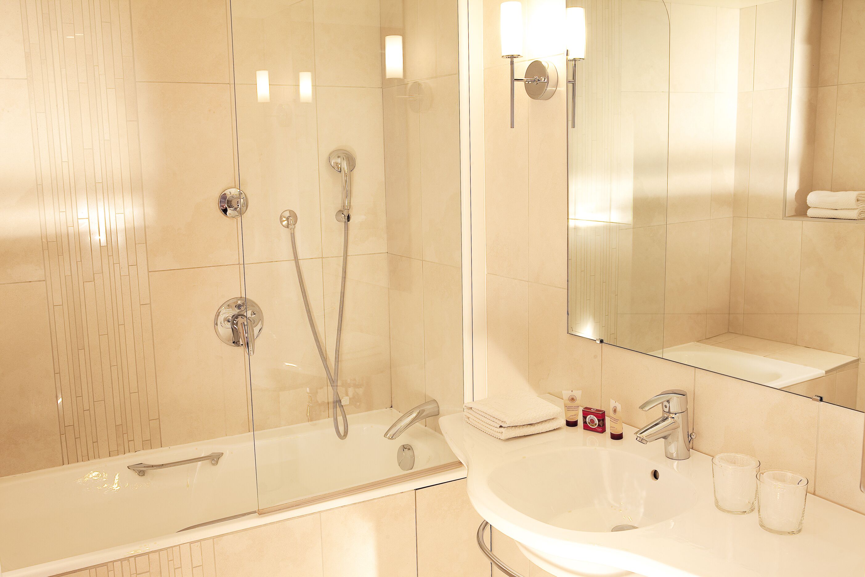7-junior suite | bathroom | free toiletries, hair dryer, towels, soap