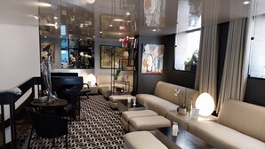 Una sala de estar moderna con alfombra estampada, un juego de sofá, una mesa de centro y un televisor.