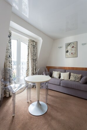 7-junior suite | Premium bedding, in-room safe, desk, blackout drapes - Hôtel Alison (Paris)