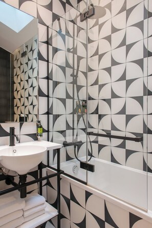 Triple Room | Bathroom - Hotel Arc Elysees (Paris)