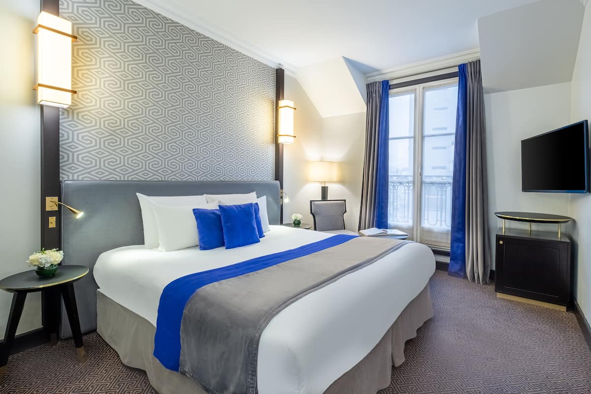 Sengetøy av topp kvalitet, minibar, safe på rommet og skrivebord