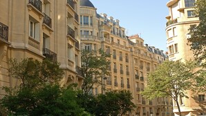 A row of classical European-style buildings with balconies and large windows. - Hôtel Le Marquis by Inwood Hotels (Paris)